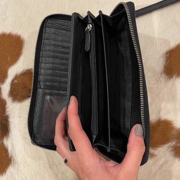 SOLD!!! Michael Kors Wallet - Picture 1 of 3